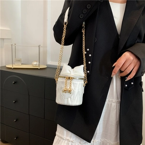 Sac seau blanc avec matelassage cœur et détail nœud sur chaîne dorée