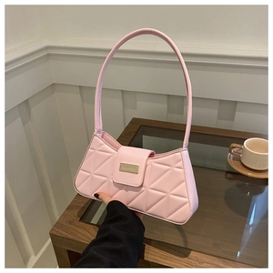 Detalle del bolso baguette de cuero PU rosa con acolchado geométrico y hebilla dorada