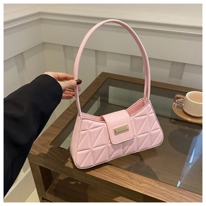 Detalle de bolso de hombro rosa acolchado con cierre dorado y acabado en ecocuero