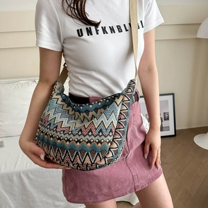 Sac hobo bohème en jacquard zigzag avec large bandoulière en coton porté par un mannequin