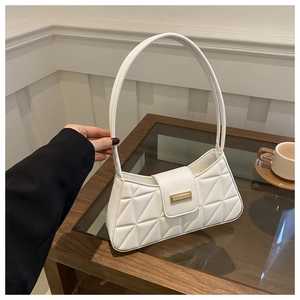 Primer plano de bolso baguette blanco con acolchado geométrico y hebilla de metal oro