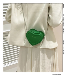 Vue détaillée du sac à bandoulière en forme de cœur en cuir PU vert avec chaîne argentée