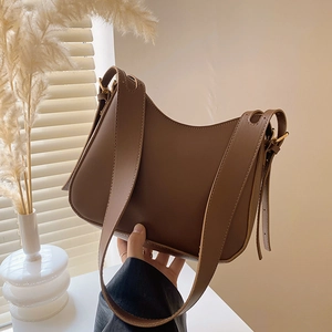 Sac à bandoulière marron minimaliste en similicuir avec large sangle et boucles dorées