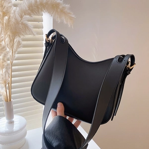 Sac à bandoulière demi-lune noir minimaliste avec détails dorés pour femme