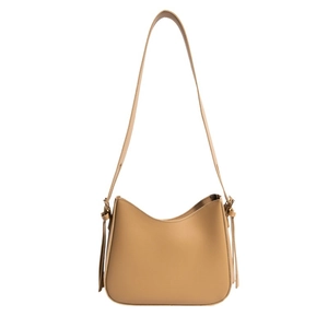 Sac bandoulière minimaliste marron clair avec détail de glands sur fond blanc