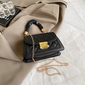 Sac à bandoulière noir matelassé avec chaîne dorée et poignée élégante pour femmes