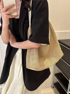 Grand sac fourre-tout tissé en paille avec large bandoulière blanche pour la plage et l'été