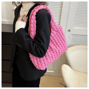 Détail du sac cabas rose à texture bulle montrant le tissu plissé en relief