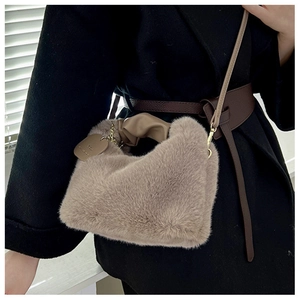 Détail du sac à bandoulière en fausse fourrure avec poignée en cuir et chaîne en métal