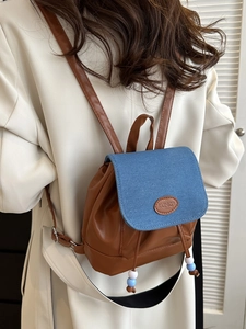 Petit sac à dos bicolore pour femme avec rabat en jean et détail de cordon de serrage