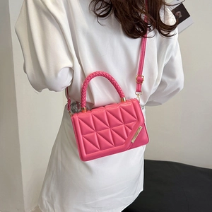 Minimalistische rosa Stepptasche mit geflochtenem Griff und verstellbarem Schulterriemen