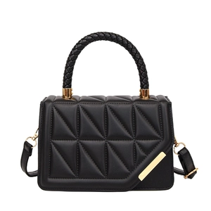 Sac bandoulière matelassé noir minimaliste avec poignée et motif triangle géométrique