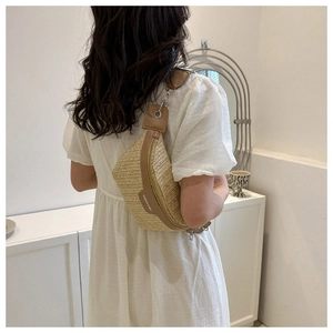 Borsa a tracolla in paglia intrecciata da donna, borsa da petto casual con spallina larga.