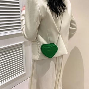 Mini sac bandoulière vert en forme de cœur avec lettrage doré et chaîne argent