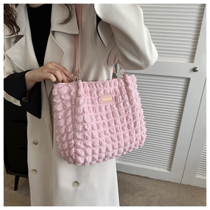 Detalle del bolso tote rosa con textura de burbujas y etiqueta Fashion en tejido 3D