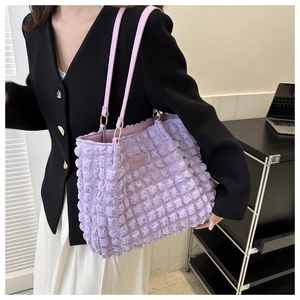 Detalle del bolso tote lavanda con textura de burbujas y correas largas de cuero