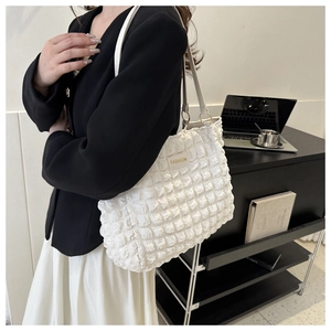 Modelo con bolso tote blanco de burbujas y etiqueta FASHION en un entorno de oficina