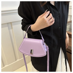 Detail einer lavendelfarbenen fächerförmigen Handtasche mit Silberverschluss am Outfit