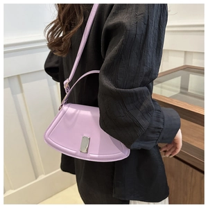Detail der helllila PU-Leder Handtasche mit silberner Schnalle und gewölbtem Taschenboden