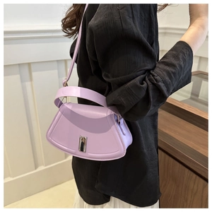 Detailansicht einer lavendelfarbenen Ledertasche mit Silberverschluss und Schulterriemen