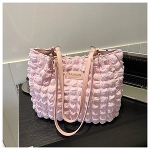 Detalle del bolso tote rosa texturizado con parche de cuero Fashion y aro metálico