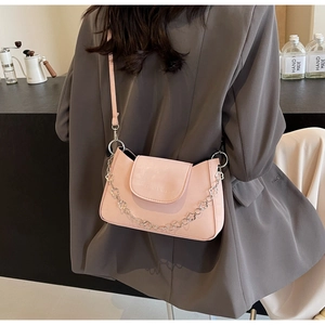 Sac bandoulière rose minimaliste avec chaîne fleurie argentée et texture cuir