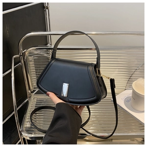 Detailansicht der mattschwarzen Ledertasche mit silbernem Metallschloss und Tragegriff