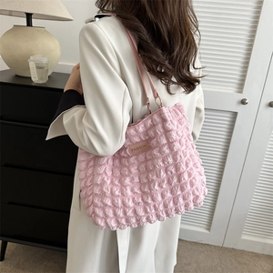 Bolso tote de tela de burbujas rosa con correas finas de cuero al hombro