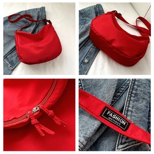 Détails du sac bandoulière rouge en nylon avec sangle réglable et logo tendance