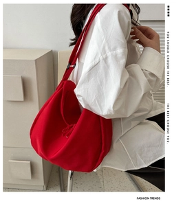 Grand sac fourre-tout rouge en tissu oxford porté par un mannequin pour l'usage quotidien