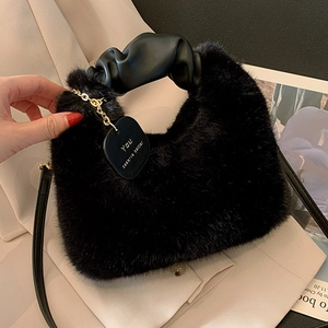 Sac à main en fausse fourrure avec poignée en cuir froncé et breloque en métal