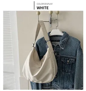 Détails du sac hobo blanc en nylon avec fermeture éclair fluide et pompon décoratif