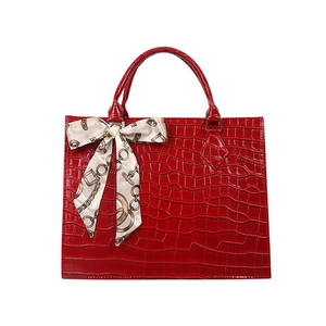 Sac à main rouge pour femme en texture crocodile avec foulard décoratif en soie imprimé