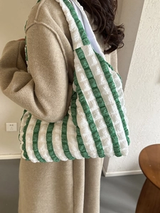 Sac fourre-tout à rayures vert et blanc avec texture bulle et bandoulière froissée