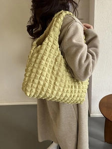 Grand sac fourre-tout vert citron à texture froissée porté par un mannequin