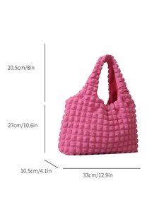 Dimensions du sac fourre-tout rose à texture popcorn avec tissu 3D et bandoulière