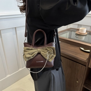 Sac bandoulière marron avec grand nœud en daim vert olive et chaîne à billes argentée