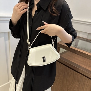 Weiße glänzende Schultertasche aus PU-Leder mit Silberschnalle und zwei Riemen