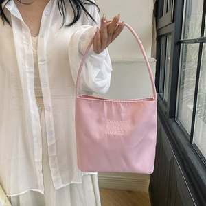 Elegante roze emmertas met borduursel en schouderriem in moderne Koreaanse stijl