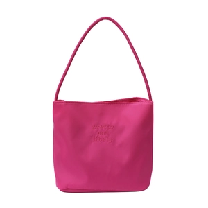 Fuchsia nylon emmertas met borduursel voor een moderne en casual stijl