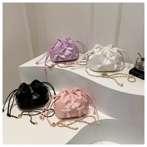 Présentation de mini sacs seaux à cordon avec nœuds papillon en quatre coloris