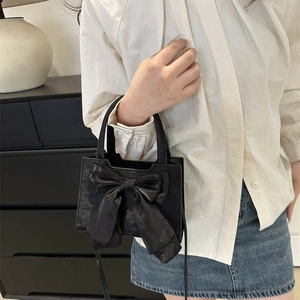 Elegante schwarze Mini-Handtasche mit großer Schleife für einen süßen und modischen Look