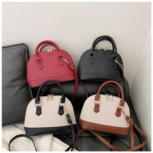 Lot de quatre sacs coquillages tressés en rouge, noir et beige avec bandoulière réglable