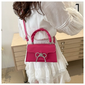 Kleiner Handtasche in Pink mit silberner Strass-Schleife und Rüschengriff