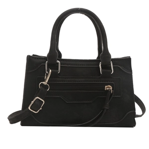 Sac à main classique en daim noir avec design emblématique et bandoulière réglable