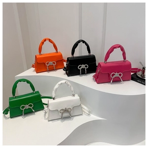 Detailansicht stylischer Handtaschen mit Strass-Schleifen in fünf Sommerfarben