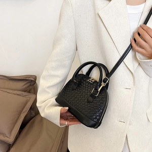 Sac bandoulière chic noir à texture tressée avec fermoirs dorés et bandoulière