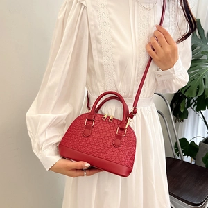 Sac à main rouge tissé en forme de coquillage pour femme avec bandoulière et métal doré