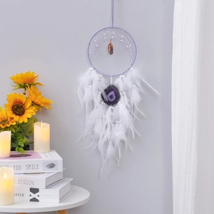 Acchiappasogni con agata viola e piume bianche per decorazione murale della casa
