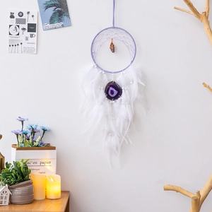 Acchiappasogni in agata viola con piume bianche e trama boho per decorazione della parete